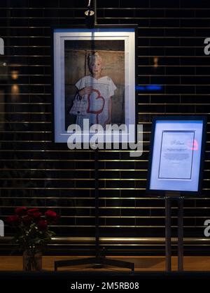 © Jeff Moore Mitglieder der Öffentlichkeit im Vivienne Westwood Store in Mayfair nach ihrem Tod am 30. Dezember 2022 in London, en Stockfoto