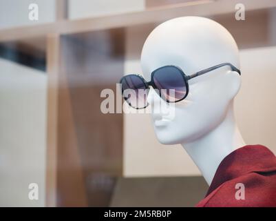 Schaufensterpuppe mit Sonnenbrille. Kleidermodekonzept. Stockfoto