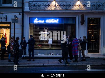 © Jeff Moore Mitglieder der Öffentlichkeit im Vivienne Westwood Store in Mayfair nach ihrem Tod am 30. Dezember 2022 in London, en Stockfoto