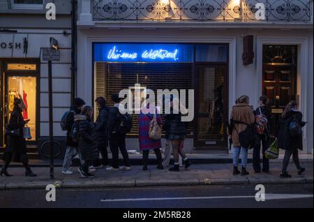 © Jeff Moore Mitglieder der Öffentlichkeit im Vivienne Westwood Store in Mayfair nach ihrem Tod am 30. Dezember 2022 in London, en Stockfoto