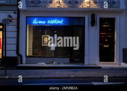 © Jeff Moore Mitglieder der Öffentlichkeit im Vivienne Westwood Store in Mayfair nach ihrem Tod am 30. Dezember 2022 in London, en Stockfoto