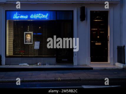 © Jeff Moore Mitglieder der Öffentlichkeit im Vivienne Westwood Store in Mayfair nach ihrem Tod gestern, am 30. Dezember 2022 in London, en Stockfoto