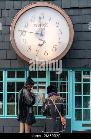 © Jeff Moore Mitglieder der Öffentlichkeit in Vivienne Westwood Worlds End Originalladen auf der Kings Road nach ihrem Tod am 30. Dezember 2022 in London, Stockfoto