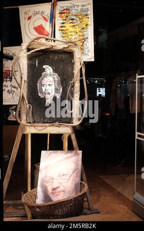 © Jeff Moore Mitglieder der Öffentlichkeit in Vivienne Westwoods ursprünglichem Laden in Mayfair nach ihrem Tod gestern, am 30. Dezember 2022 in London, en Stockfoto