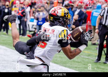 30. Dezember 2022: Maryland Terrapins Wide Receiver Octavian Smith Jr. (15) fängt den Touchdown in der ersten Hälfte des Duke's Mayo Bowl 2022 gegen das North Carolina State Wolfpack im Bank of America Stadium in Charlotte, NC. (Scott Kinser/CSM) Stockfoto