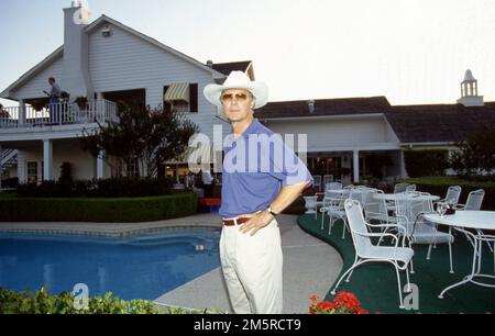 Dallas, Vereinigte Staaten. 30. Dezember 2022. firo 08.07.1994 Archive Foto Archiv Fotoarchiv Fotos Archiv Fußball, Fußball, Weltmeisterschaft 1994 USA, 94, in, Dallas, Land, People, Franz Beckenbauer Franz Beckenbauer mit Cowboy hat Private, auf der South Form Ranch in Dallas/USA Hit Series Drehort, Half Figure, Exclusive, Southfork Ranch Credit: dpa/Alamy Live News Stockfoto