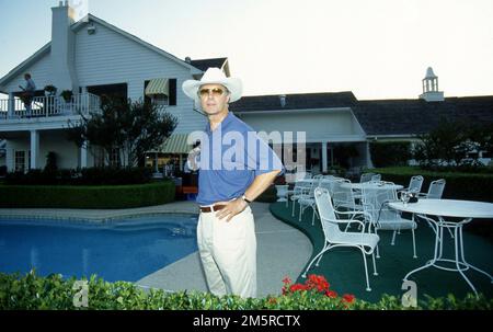 Dallas, Vereinigte Staaten. 30. Dezember 2022. firo 08.07.1994 Archive Foto Archiv Fotoarchiv Fotos Archiv Fußball, Fußball, Weltmeisterschaft 1994 USA, 94, in, Dallas, Land, People, Franz Beckenbauer Franz Beckenbauer mit Cowboy hat Private, auf der South Form Ranch in Dallas/USA Hit Series Drehort, Half Figure, Exclusive, Southfork Ranch Credit: dpa/Alamy Live News Stockfoto