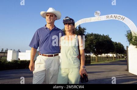 Dallas, Vereinigte Staaten. 30. Dezember 2022. firo 08.07.1994 Archive Foto Archiv Fotoarchiv Fotos Archiv Fußball, Fußball, Weltmeisterschaft 1994 USA, 94, in, Dallas, Land, People, Franz Beckenbauer Franz Beckenbauer mit Cowboyhut Private, auf der South Form Ranch in Dallas/USA Hit Series Drehort, Half Length, Exclusive, Southfork Ranch, Ehefrau Sybille Credit: dpa/Alamy Live News Stockfoto