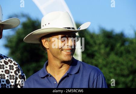 Dallas, Vereinigte Staaten. 30. Dezember 2022. firo 08.07.1994 Archive Foto Archiv Fotoarchiv Fotos Archiv Fußball, Fußball, Weltmeisterschaft 1994 USA, 94, in, Dallas, Land, People, Franz Beckenbauer Franz Beckenbauer mit Cowboy hat Private, auf der South Form Ranch in Dallas/USA Hit Series Drehort, Half Figure, Exclusive, Southfork Ranch Credit: dpa/Alamy Live News Stockfoto