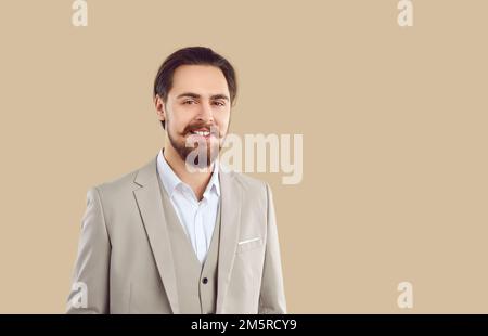 Erfolgreicher, lächelnder weißer Mann mit Schnurrbart und Bart in einem Studio im Business-Stil Stockfoto