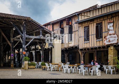 Die überdachte Markthalle und mittelalterliche Fachwerkhäuser im kleinen Dorf Bassoues (Südfrankreich, Gers) Stockfoto