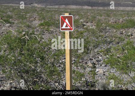 Kein Campingschild im Death Valley Nationalpark, Kalifornien Stockfoto