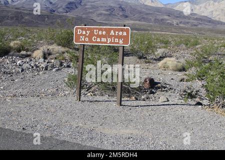 Kein Campingschild im Death Valley Nationalpark, Kalifornien Stockfoto