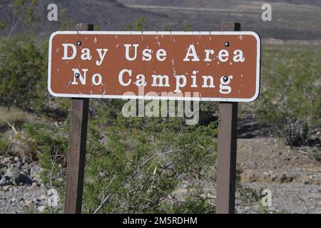 Kein Campingschild im Death Valley Nationalpark, Kalifornien Stockfoto