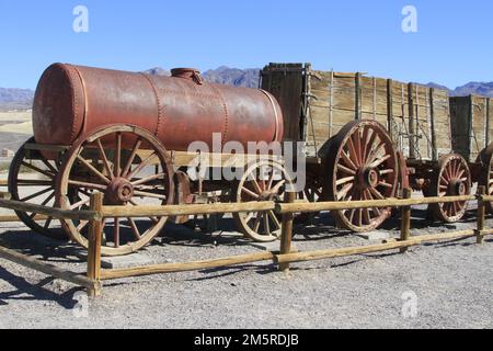 Verlassene rostige Züge in der Geisterstadt Rhyolite, Nevada, USA Stockfoto