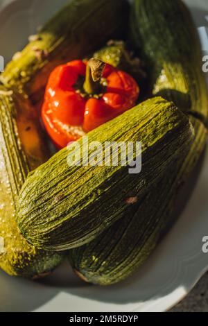 Gefüllte Zucchini und gefüllte rote Paprika auf der Platte, Kousa Mahshi, ein beliebtes Gericht aus dem Nahen Osten Stockfoto