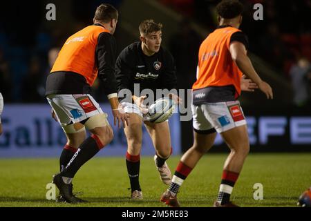 Manchester, Großbritannien. 30. Dezember 2022. Leicester & England Full Back Freddie Steward #15 in Warm Up *** während des Gallagher Premiership Rugby-Spiels zwischen Sale Sharks und Leicester Tigers am 30. Dezember 2022 im AJ Bell Stadium, Manchester. Foto von Simon Hall. Nur redaktionelle Verwendung, Lizenz für kommerzielle Verwendung erforderlich. Keine Verwendung bei Wetten, Spielen oder Veröffentlichungen von Clubs/Ligen/Spielern. Kredit: UK Sports Pics Ltd/Alamy Live News Kredit: UK Sports Pics Ltd/Alamy Live News Stockfoto