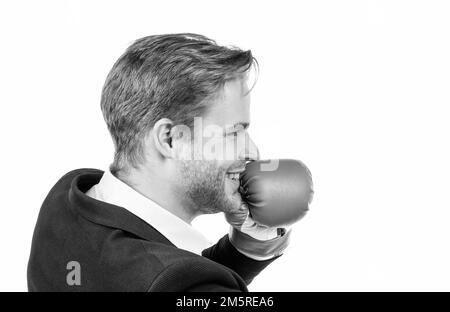 Glücklicher Geschäftsmann trägt Boxhandschuh und Business-Anzug isoliert auf weißen, kämpfenden Mann Stockfoto