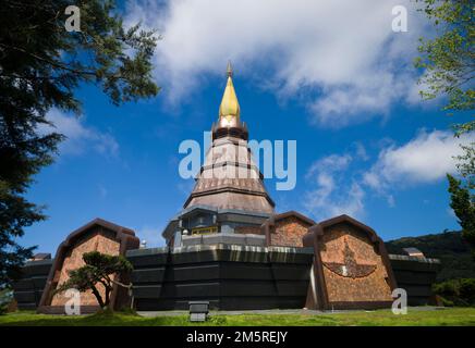 Der berühmte Nationalpark Doi Inthanon. Blick auf die Pagode auf den Berg Inthanon an einem wunderschönen Tag. Chiang Mai, Thailand Stockfoto