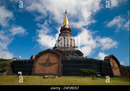 Der berühmte Nationalpark Doi Inthanon. Blick auf die Pagode auf den Berg Inthanon an einem wunderschönen Tag. Chiang Mai, Thailand Stockfoto