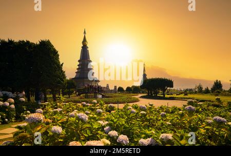 Der berühmte Nationalpark Doi Inthanon. Blick auf die Pagode auf den Berg Inthanon an einem wunderschönen Tag. Chiang Mai, Thailand Stockfoto