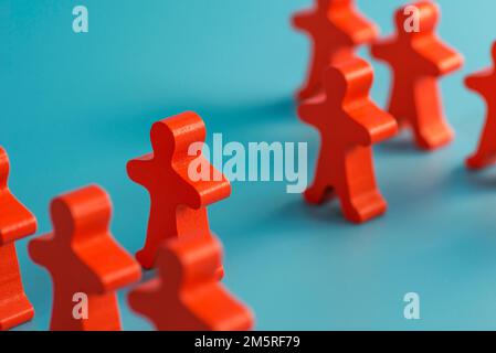 Zwei Gruppen von Holzfiguren stehen nebeneinander Stockfoto