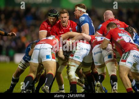 Manchester, Großbritannien. 30. Dezember 2022. Leicester-Rucksack zurückgefahren von Sale *** während des Gallagher Premiership Rugby-Spiels zwischen Sale Sharks und Leicester Tigers im AJ Bell Stadium, Manchester am 30. Dezember 2022. Foto von Simon Hall. Nur redaktionelle Verwendung, Lizenz für kommerzielle Verwendung erforderlich. Keine Verwendung bei Wetten, Spielen oder Veröffentlichungen von Clubs/Ligen/Spielern. Kredit: UK Sports Pics Ltd/Alamy Live News Kredit: UK Sports Pics Ltd/Alamy Live News Stockfoto