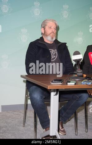 Nicht exklusiv: Elles Vater, Tim Edwards, war zusammen mit Detective Superintendent Sue Coombs bei einer Erklärung im Namen des Vaters von Elle E. Stockfoto