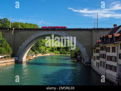 Bern, Schweiz - 12. Juli 2022: Alte halbrunde Brücke über den Fluss Aare in der Altstadt von Bern, Schweiz, Stockfoto