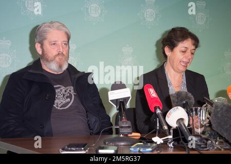 Nicht exklusiv: Elles Vater, Tim Edwards, war zusammen mit Detective Superintendent Sue Coombs bei einer Erklärung im Namen des Vaters von Elle E. Stockfoto