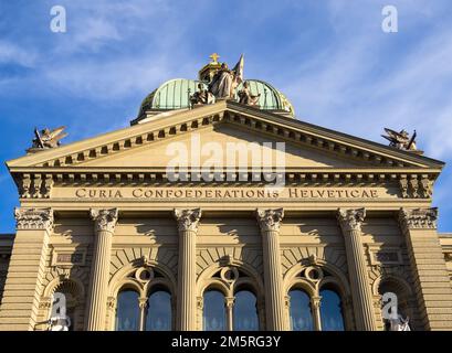 Bern, Schweiz - 12. Juli 2022: bundesparlamentarisches Gebäude der schweizerischen Eidgenossenschaft in Bern Stockfoto