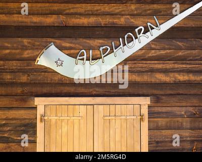 Bettmeralp, Schweiz - 16. Juli 2022: Instrument alphorn oder Alpenhorn oder Alpinhorn ist ein Labrophone, bestehend aus einem geraden, mehrere Meter langen w Stockfoto