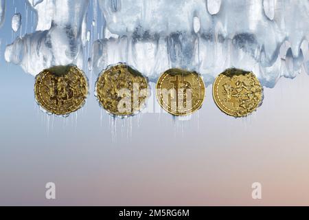 Gefrorene Bitcoins mit Eiszapfen in einer Eishöhle bei Sonnenuntergang. Darstellung des Winters von Kryptowährungen, Crash und Unzuverlässigkeit der Krypta Stockfoto