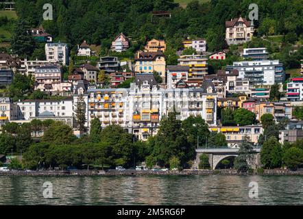 Montreux, Schweiz - 14. Juli 2022: Stadtbild des Touristenresorts Montreux mit Luxushotels und riviera.s Stockfoto