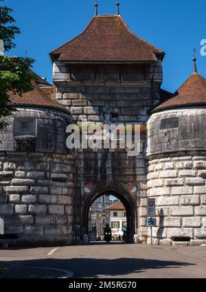 Die massiven mittelalterlichen Stadttore von Solothurn in der Schweiz Stockfoto