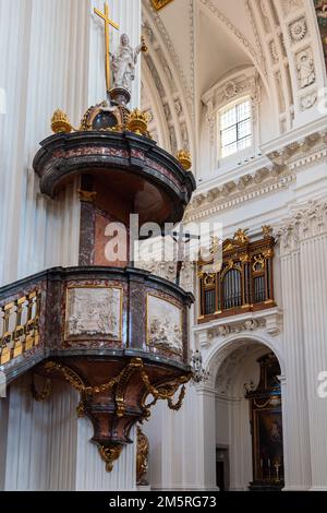 Solothurn, Schweiz - July12, 2022: Kanzel in der Kirche Saint Urs und Viktor, Kathedrale der römisch-katholischen Diözese Basel in der Stadt Stockfoto