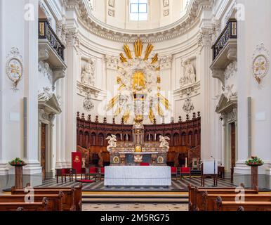 Solothurn, Schweiz - July12, 2022: Altar und Innere der Kirche Saint Urs und Viktor, die Kathedrale der römisch-katholischen Diözese von Basel Stockfoto