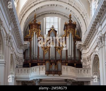 Solothurn, Schweiz - July12, 2022: Barockorgel in der Kirche Saint Urs und Viktor, Kathedrale der römisch-katholischen Diözese von Basel in Th Stockfoto