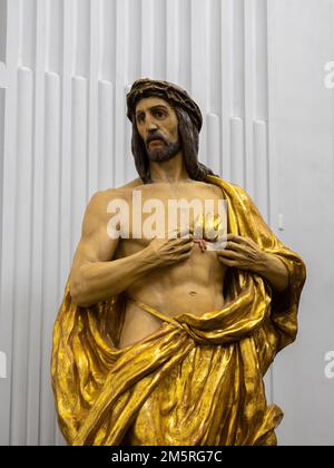 Solothurn, Schweiz - July12, 2022: Vergoldete Statue des Heiligen Herzens Jesu Christi in der Kirche St. Urs und Viktor, die Kathedrale in der C. Stockfoto