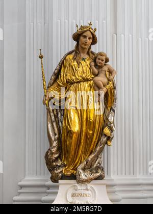 Solothurn, Schweiz - July12, 2022: Vergoldete Marienstatue, Königin des Friedens, mit Kind Jesus in der Kathedrale von Solothurn, Schweiz. Stockfoto