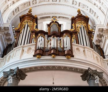 Solothurn, Schweiz - July12, 2022: Barockorgel in der Kirche Saint Urs und Viktor, Kathedrale der römisch-katholischen Diözese von Basel in Th Stockfoto