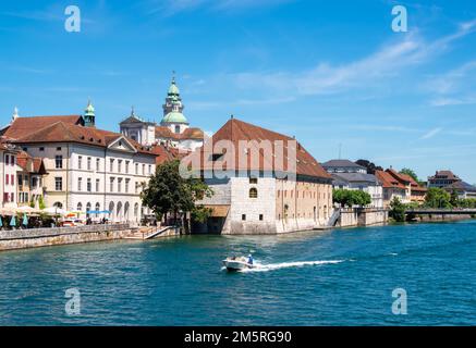 Solothurn, Schweiz - 12. Juli 2022: Stadtbild von Solothurn und ein Boot auf dem Fluss Aare Stockfoto