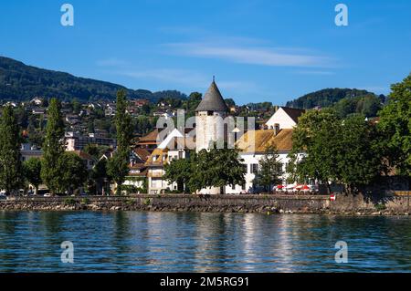 Vevey, Schweiz - 14. Juli 2022: Blick vom Genfer See auf die Altstadt von Vevey mit ihrem mittelalterlichen Turm Stockfoto