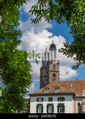 Zwei Glockentürme der reformierten Kirche Grossmunster in Zürich, Schweiz Stockfoto