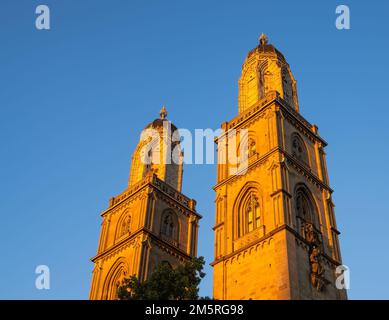 Zwei Glockentürme der reformierten Kirche Grossmunster in Zürich, Schweiz Stockfoto