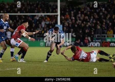 Manchester, Großbritannien. 30. Dezember 2022. Verkauf Tom Curry macht eine Pause *** während des Gallagher Premiership Rugby-Spiels zwischen Sale Sharks und Leicester Tigers im AJ Bell Stadium, Manchester am 30. Dezember 2022. Foto von Simon Hall. Nur redaktionelle Verwendung, Lizenz für kommerzielle Verwendung erforderlich. Keine Verwendung bei Wetten, Spielen oder Veröffentlichungen von Clubs/Ligen/Spielern. Kredit: UK Sports Pics Ltd/Alamy Live News Kredit: UK Sports Pics Ltd/Alamy Live News Stockfoto