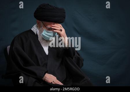 Teheran, Teheran, Iran. 29. Dezember 2022. Ein vom Büro des Obersten iranischen Führers zur Verfügung gestelltes Foto zeigt den iranischen Obersten Führer Ayatollah ALI CHAMENEI, der an den Trauerfeierlichkeiten zum Jahrestag des Martyriums von Fatima-al-Zahra teilnimmt. (Kreditbild: © Büro des Obersten iranischen Leiters über ZUMA Press Wire) Stockfoto