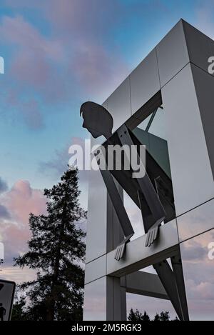 Große menschliche Statue mit moderner Architektur auf dem google Campus bei Sonnenuntergang Stockfoto
