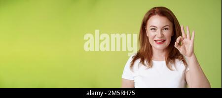 Okay, hab' es. Fröhlich motiviert bestimmt rothaarige enthusiastische Frau mittleren Alters zeigen okay ok bestätigen Geste versichert lächelnd zufrieden stellende Geste Stockfoto