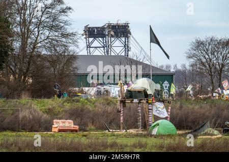 Barrikaden, Hindernisse, im Lager der Klimaschutzaktivisten im restlichen Dorf Lützerath, das der letzte Ort sein soll, an dem man auf dem Dach ausbaggert Stockfoto